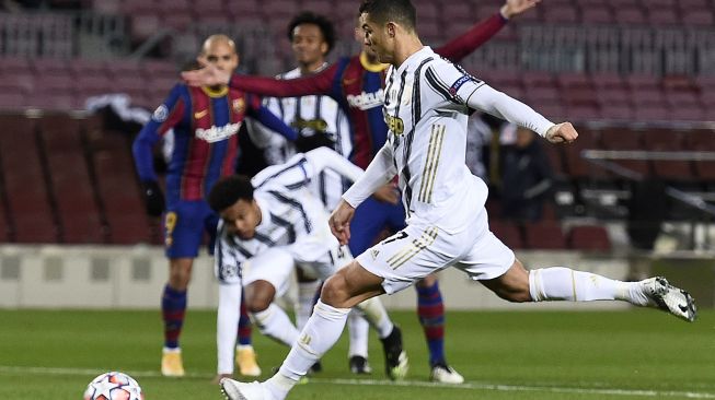 Penyerang Juventus Cristiano Ronaldo mencetak gol ketiga timnya selama selama pertandingan sepak bola grup G Liga Champions UEFA antara Barcelona melawan Juventus di stadion Camp Nou, Barcelona, Spanyol, Rabu (9/12) dini hari WIB. [Josep LAGO / AFP]
