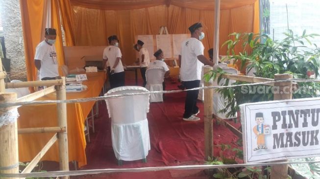 Petugas KPPS TPS 16 Kelurahan Lengkong Karya, Serpong Utara, melakukan penghitungan surat suara Pilkada Tangsel 2020, Rabu (9/12). Di TPS inilah calon Wali Kota Tangsel Benyamin Davnie. [Suara.com/Wivy]