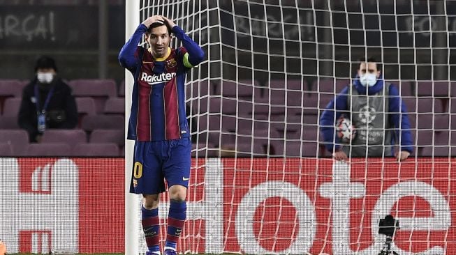 Penyerang Barcelona Lionel Messi terdiam setelah kehilangan peluang mencetak gol selama pertandingan sepak bola grup G Liga Champions UEFA antara Barcelona melawan Juventus di stadion Camp Nou, Barcelona, Spanyol, Rabu (9/12) dini hari WIB. [Josep LAGO / AFP]