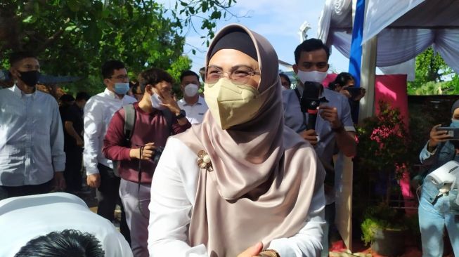 Putri Wakil Presiden Ma'ruf Amin, Siti Nurazizah nyoblos di TPS O8 Tangsel. (Suara.com/Tio)