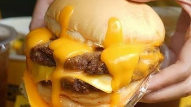 Meleleh di Mulut, Restoran Ini Jual Burger Disiram Saus Keju Melimpah Ruah