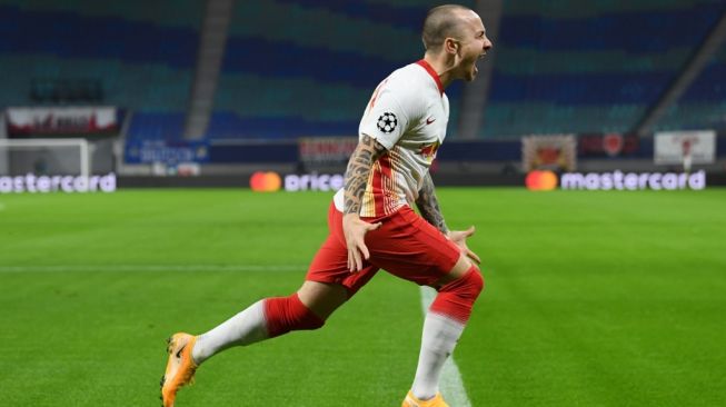 Wing-back RB Leipzig pinjaman dari Manchester City, Angelino melakukan selebrasi usai menjebol gawang Manchester United dalam laga Liga Champions 2020/2021 di Red Bull Arena, Rabu (9/12/2020). [ANNEGRET HILSE / POOL / AFP]