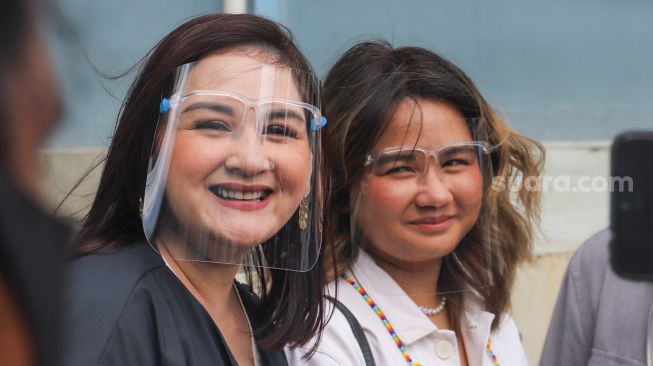 Kebersamaan Mona Ratuliu dengan putrinya, Mima Shafa saat ditemui awak media di Kawasan Tendean, Jakarta Selatan, Rabu (9/12). [Suara.com/Alfian Winanto]