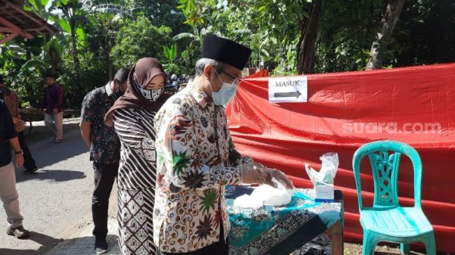 Terapkan Prokes Ketat, Ini Suasana TPS 006 Bantul Lokasi Cabup Abdul Halim