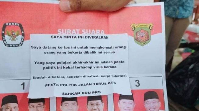 Surat suara ditempeli pesan. (Twitter/txtdaripemerintah)