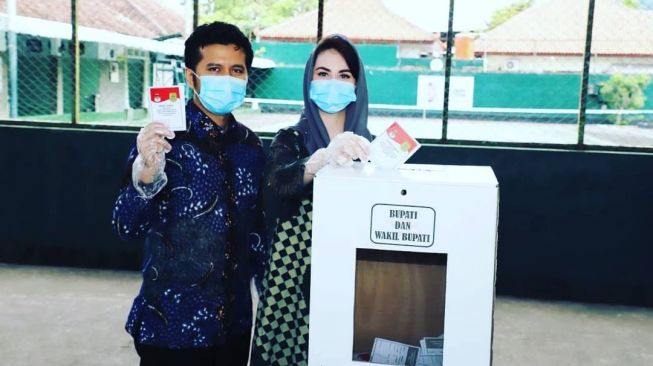 Arumi Bachsin dan suami, Emil Dardak melakukan pencoblosan di Trenggalek. [Instagram]