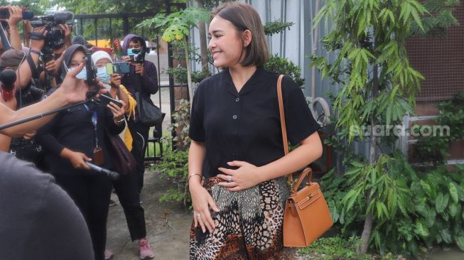 Aktris Amanda Manopo saat ditemui di Kawasan Tendean, Jakarta Selatan, Rabu (9/12). [Suara.com/Alfian Winanto]