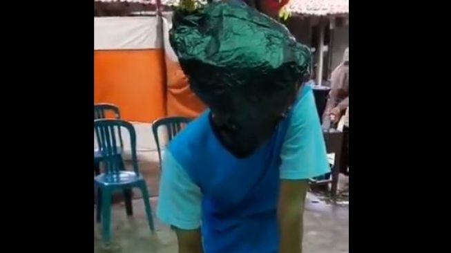 Kocak! Aksi Bapak-bapak Pakai Plastik ke TPS, Gegara Nggak Punya Masker