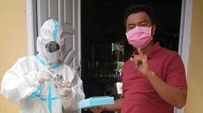 Menjemput Suara Pemilih Positif Covid-19 di Riau, Petugas Pakai Hazmat