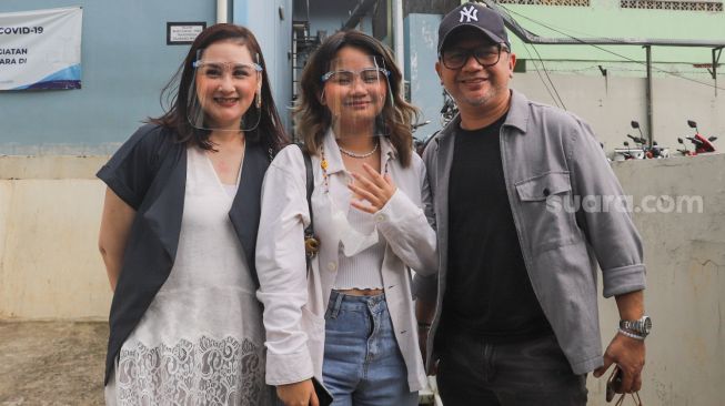 Aktris Mona Ratuliu bersama dengan suami, Indra Brasco dan putrinya, Mima Shafa berpose didepan kamera saat ditemui di Kawasan Tendean, Jakarta Selatan, Rabu (9/12). [Suara.com/Alfian Winanto]