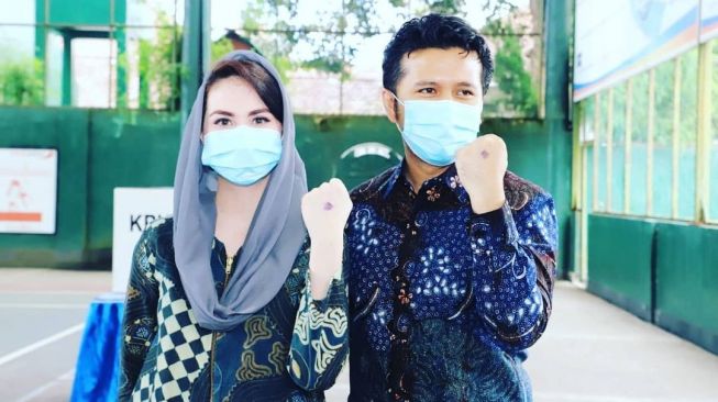 Arumi Bachsin dan suami, Emil Dardak usai melakukan pencoblosan. [Instagram]