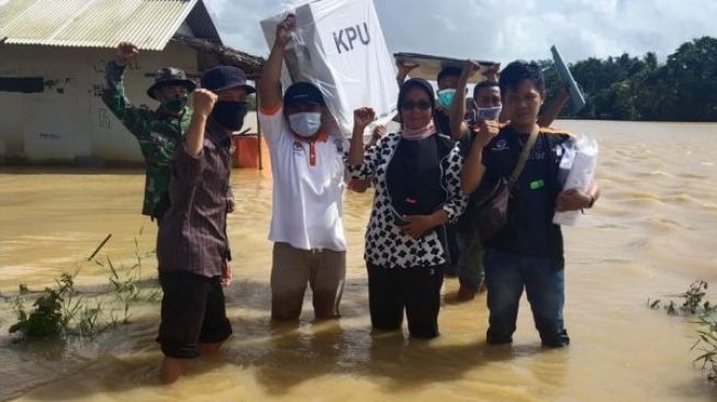 Mantap! PPK Terjang Banjir Pikul Logistik Pilkada Pandeglang