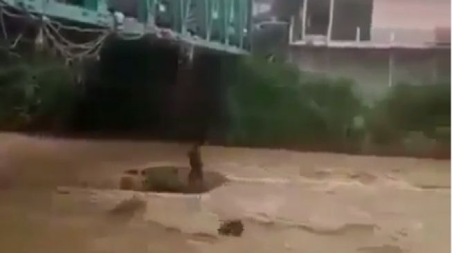 Viral Video Bocah Lompat ke Sungai yang Meluap, Tak Ada Takut-takutnya