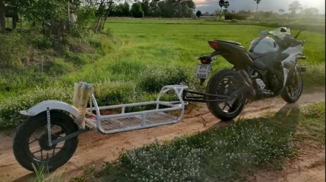 Penambahan trailer kargo pada bagian belakang Yamaha R25 (Facebook)