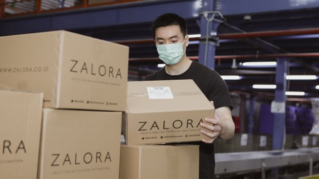 CEO ZALORA Indonesia, Anthony Fung, memeriksa persiapan ZALORA 12.12 HARBOLNAS. (Istimewa/ZALORA Indonesia)