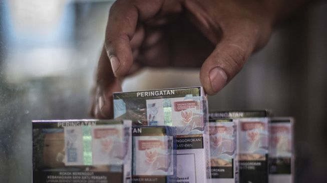 Pedagang menunjukkan bungkus rokok bercukai di Jakarta, Kamis (10/12/2020).  [ANTARA FOTO/Aprillio Akbar]