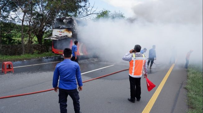 Bus Pariwisata Tiba-tiba Terbakar di Kilometer 65 Tol Tangerang-Merak