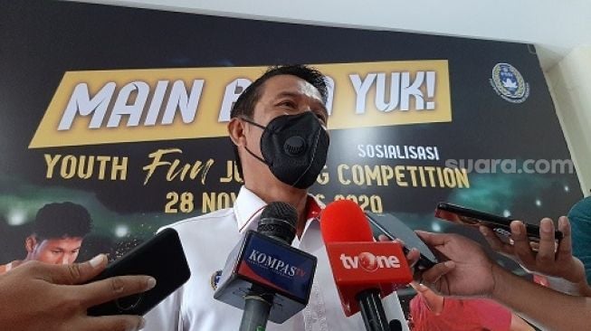 Plt Sekjen PSSI Yunus Nusi ditemui di GOR Popki Cibubur, Jakarta, Kamis (10/12/2020). [Suara.com/Adie Prasetyo]