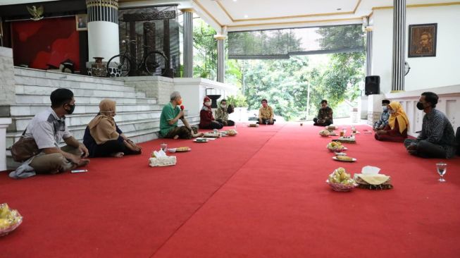 Ganjar Pranowo Belajar Kejujuran dari Pemulung dan Penjual Sayur