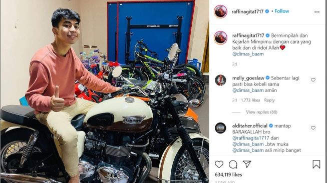 Dimas Ramadhan pose di atas moge Triumph Bonneville. (Instagram)