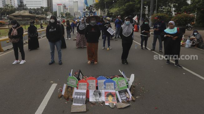 Sejumlah massa melakukan aksi unjuk rasa di kawasan Patung Kuda Arjuna Wiwaha, Jakarta, Kamis (10/12/2020). [Suara.com/Angga Budhiyanto]