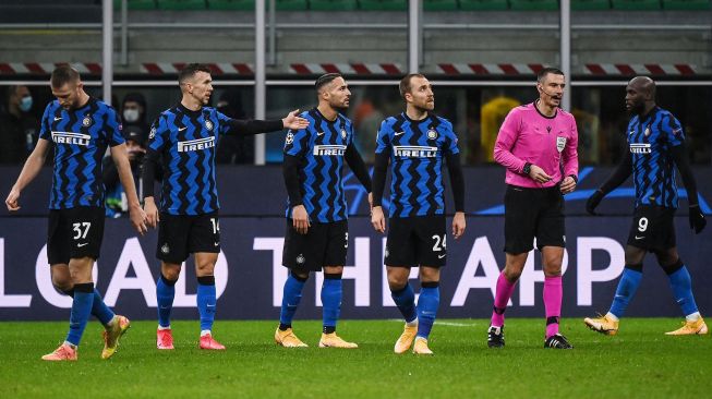 Bek Milan Skriniar, gelandang Kroasia Inter Milan Ivan Perisic, bek Inter Milan Danilo D'Ambrosio, gelandang Inter Milan Christian Eriksen dan penyerang Inter Milan Romelu Lukaku (kanan) bereaksi di samping wasit Slavko Vincic di akhir pertandingan sepak bola Grup B Liga Champions Inter Milan melawan Shakhtar Donetsk di stadion Giuseppe-Meazza, Milan, Kamis (10/12) dini hari WIB.   [Marco BERTORELLO / AFP]