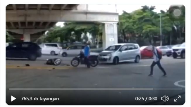 Diduga Langgar APILL dan Tabrak Mobil, Pria Ini Bangkit dan Pamer Jurus