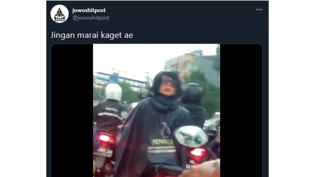 Pengendara motor yang menggunakan helm unik (twitter.com/jowoshitpost)