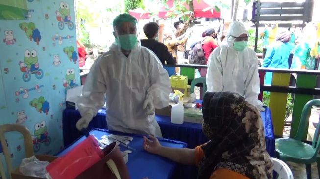 Jelang Simulasi PTM, Ribuan Guru di Balikpapan Jalani Rapid Test