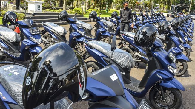 Sejumlah kendaraan bermotor terparkir saat penyerahan bantuan hibah kendaraan di Halaman Pendopo, Kabupaten Ciamis, Jawa Barat, Kamis (10/12/2020).  [ANTARA FOTO/Adeng Bustomi]
