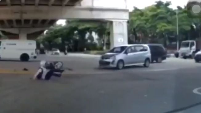 Pengendara Pasang Kuda-kuda Usai Jatuh Tertabrak Mobil, Videonya Viral