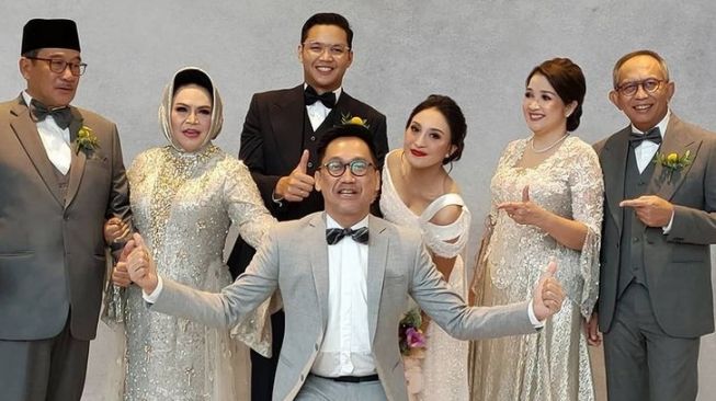 Hetty Koes Endang di pernikahan putrinya, Afi Yusuf dan Faldo. [Instagram]