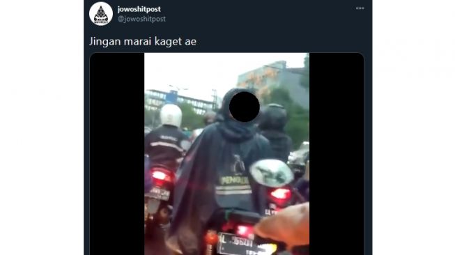 Kocak! Helm Pengendara Motor ini Bikin Salfok Siapa pun yang Lihat