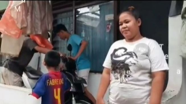 Satu keluarga di Depok makan terigu karena tak dapat bansos COVID-19.