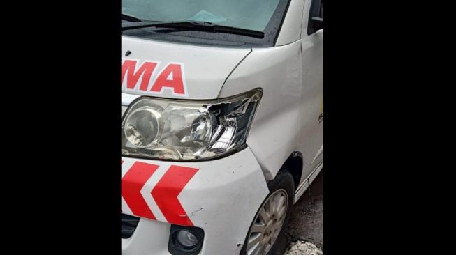 Ingin Minta Maaf, Sopir Ambulans Kejar Pemilik Mobil yang Diserempetnya