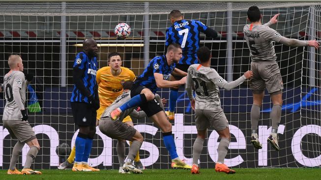 Pemain depan Inter Milan Alexis Sanchez melakukan sundulan ke gawang Shakhtar Donetsk selama pertandingan sepak bola Grup B Liga Champions Inter Milan melawan Shakhtar Donetsk di stadion Giuseppe-Meazza, Milan, Kamis (10/12) dini hari WIBMarco BERTORELLO / AFP