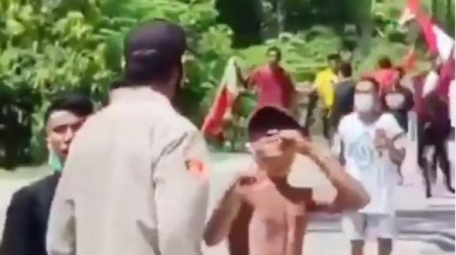 Viral Video Pemuda Tantang dan Tendang Polisi, Endingnya Bikin Tepok Jidat