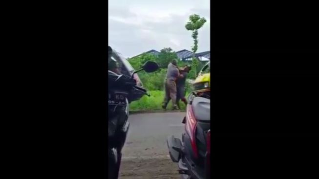 Viral! Suami di Gresik Duel Sama Sopir Angkot Sebab Sering Angkut Istrinya