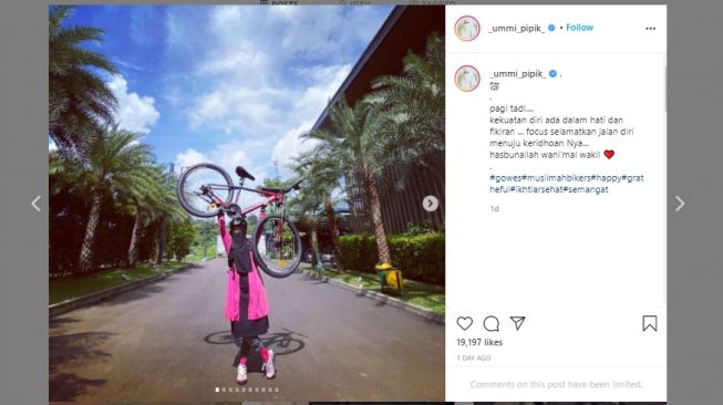 Penampilan Umi Pipik saat olahraga sepeda. (Instagram/@_ummi_pipik_)