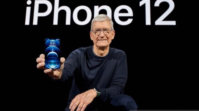 CEO Apple Tim Cook berpose dengan iPhone 12 Pro terbaru di Apple Park, Cupertino, California, Amerika Serikat, pada gambar yang dirilis Selasa (13/10/2020). Brooks Kraft/Apple Inc./Handout via REUTERS/AWW/djo (via REUTERS/BROOKS KRAFT/APPLE)