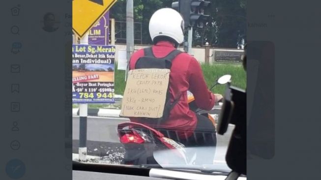 Penjual kerupuk ini jualan kerupuk mengaku untuk modal menikah. 