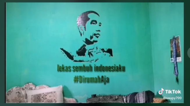 Keren Abis! Viral Lukisan Potret Wajah Jokowi di Tembok Pakai Lakban Hitam