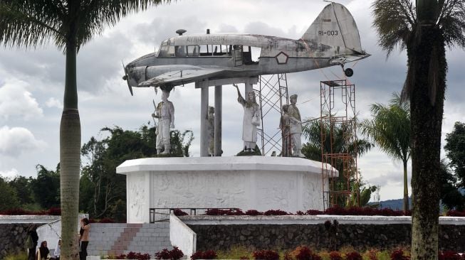 Sejumlah pelajar berada di kawasan monumen pesawat Avro Anson RI-003 yang tidak terawat di Nagari Gaduik, Tilatang Kamang, Kabupaten Agam, Sumatera Barat, Jumat (11/12/2020). [ANTARA FOTO/Iggoy el Fitra]