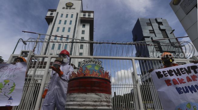 Aktivis Wahana Lingkungan Hidup Indonesia (Walhi) menggelar aksi di depan gedung Kementerian Energi dan Sumber Daya Mineral Republik Indonesia, Jakarta, Jumat (11/12/2020). [Suara.com/Angga Budhiyanto]