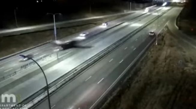 Sebuah pesawat bermesin tunggal melakukan pendaratan atau emergency landing di jalan tol Minnesota [CCTV Department  of Transportation via Carscoops].