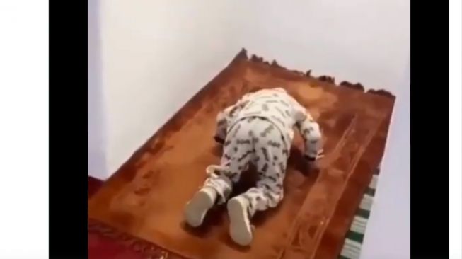 Viral Video Bocah Belajar Salat, Usai Sujud Malah Lakukan Hal Tak Terduga