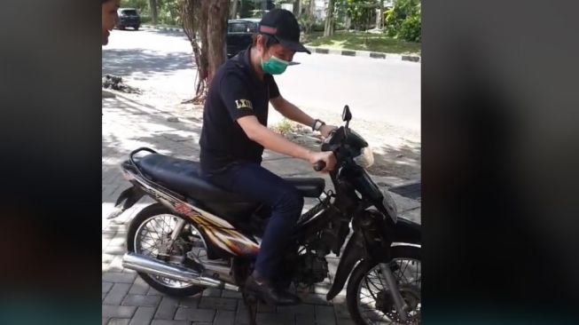 Begini Jadinya Crazy Rich Surabaya Naik Motor Honda Supra, Bingung Caranya