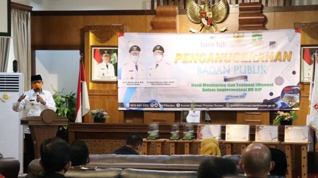 Gubernur Banten, Wahidin Halim, dalam acara pemberian penghargaan keterbukaan informasi publik dari Komisi Informasi Provinsi Banten. (Dok : Pemkot Tangsel)