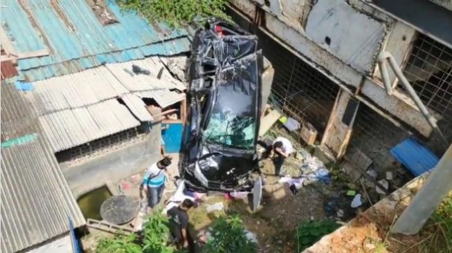 Mobil "Terbang" Hantam Atap Dapur Rumahnya, Yati: Allah Sayang Sama Saya