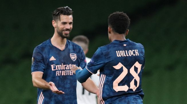 Gelandang Arsenal Joe Willock merayakan golnya bersama bek Pablo Mari saat menghadapi Dundalk dalam matchday keenam Grup B Liga Europa di Stadion Aviva, Jumat (11/12/2020) dini hari WIB. [Paul Faith / AFP]